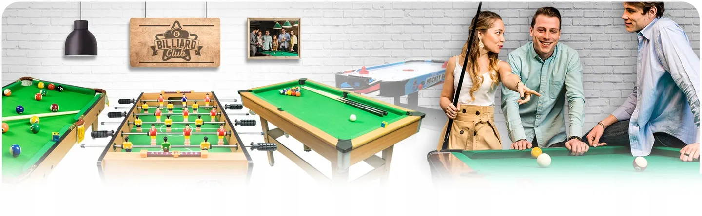 Air Hockey galds ar spēlētājiem un citiem galda spēļu galdiem fonā