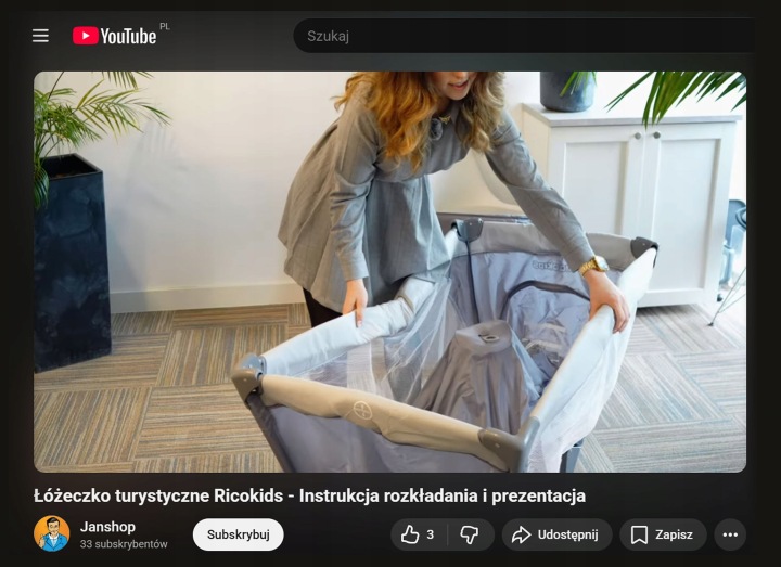 Ricokids ceļojumu gultiņas salikšanas demonstrācija video ekrānā ar personu, kas atver rāmi