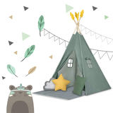 Bērnu tipi telts ar rotaļu dekorācijām, vītni un ilustrētu bērnistabas motīvu fonā