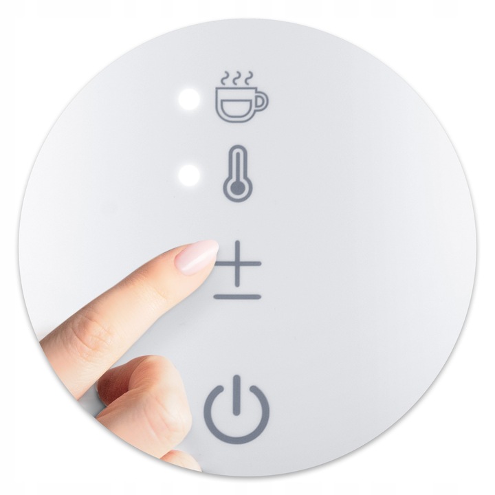 Tuvplāns uz skārienpaneli ar pirkstu, kas izvēlas temperatūras regulēšanas pogu elektriskai tējkannai