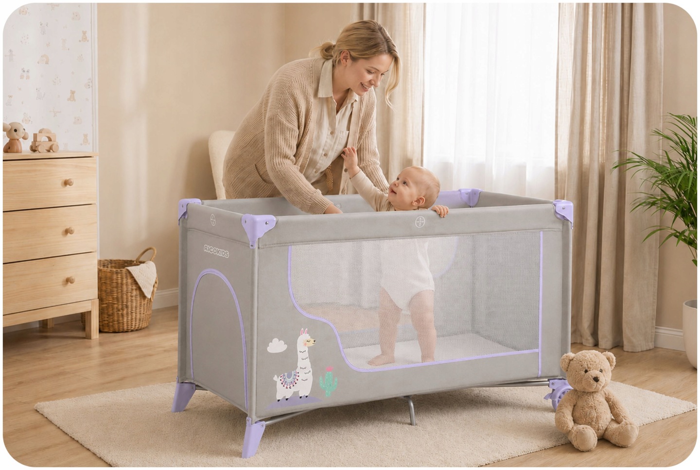 Ricokids ceļojumu gultiņa mājas interjerā, redzams bērns stāvam iekšpusē un pieaugušais blakus