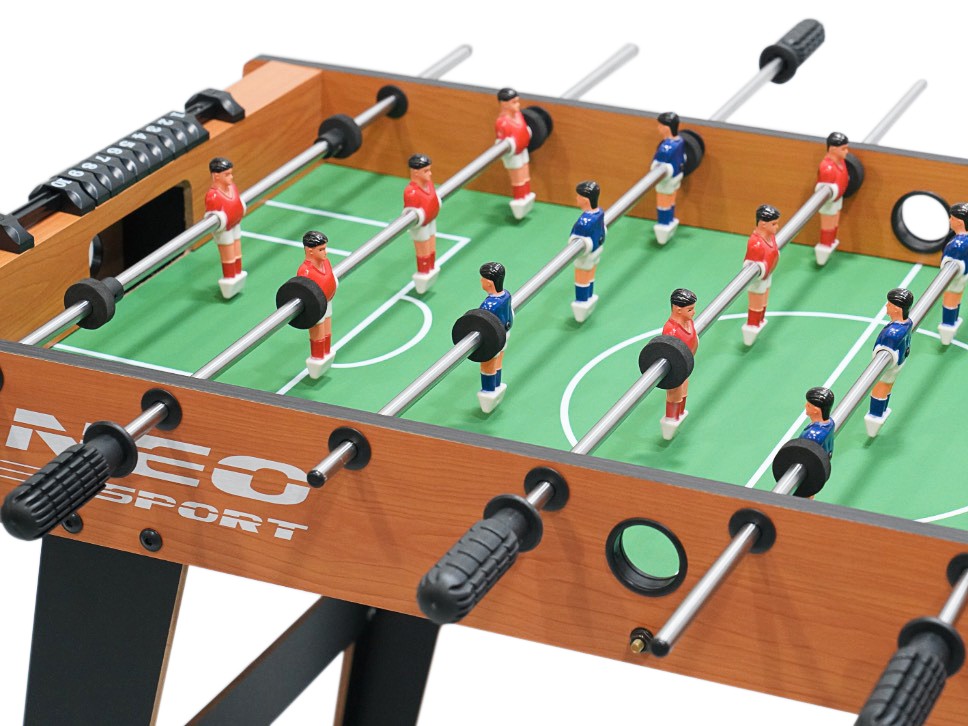 Galda futbola laukuma tuvplāns ar rokturiem, rezultātu skaitītāju un spēlētāju figūrām Neo-Sport galdā