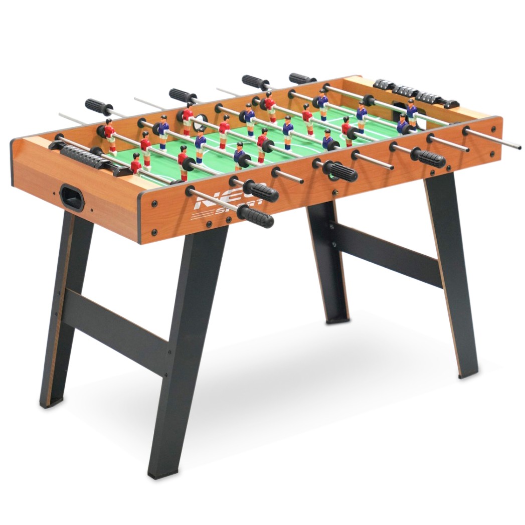 Neo-Sport NS-444 galda futbola galds slīpā kopskatā ar melnām kājām un spēlētāju figūrām