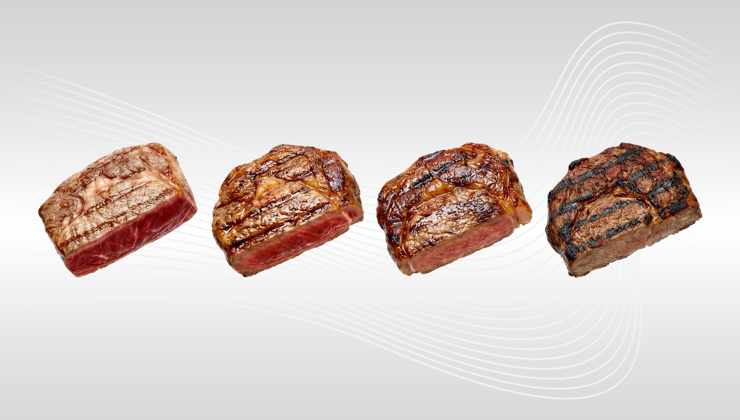Dažādas cepšanas pakāpes gaļas gabali uz gaiša fona, kas parāda grilēšanas efektu