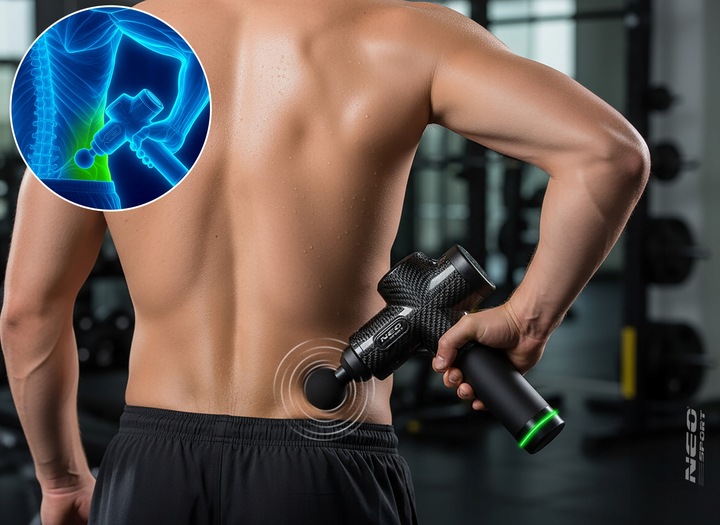 Vīrietis no mugurpuses masē jostasvietu ar Neo-Sport masāžas pistoli un anatomisku vizualizāciju