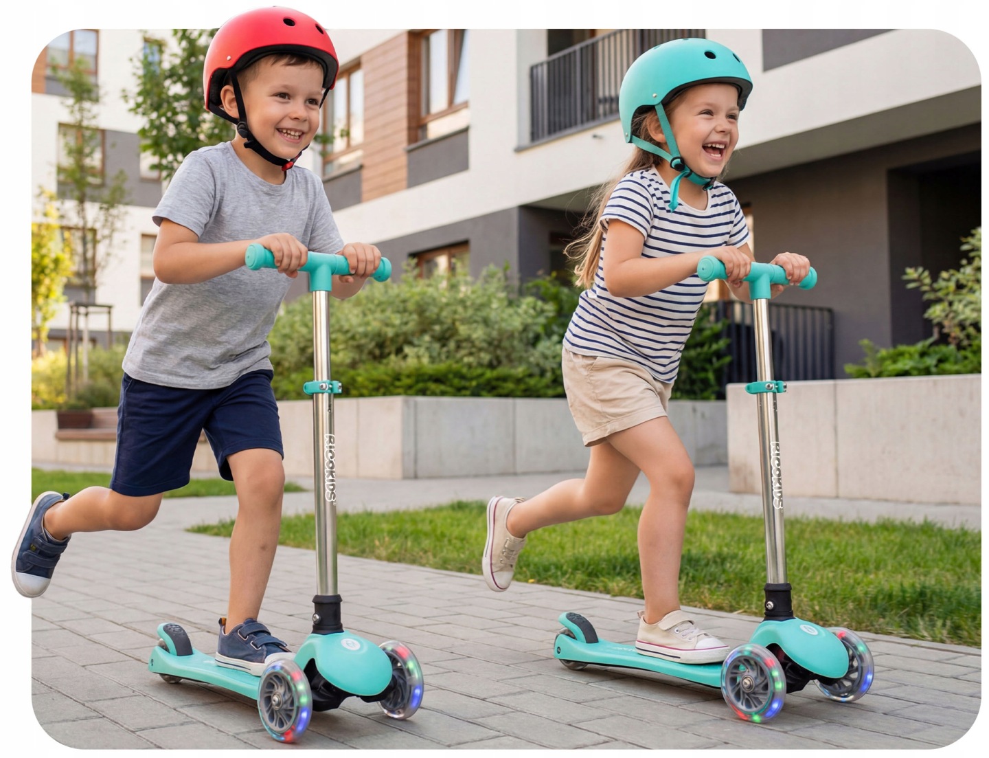 Divi bērni ar ķiverēm skrien ar Ricokids Glow skrejriteņiem pie jūras saulrietā, redzami izgaismoti riteņi