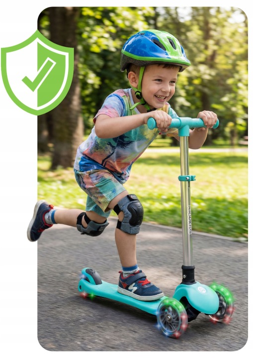 Bērns ar ķiveri brauc ar Ricokids Glow skrejriteni parkā, redzami LED riteņi un kustība