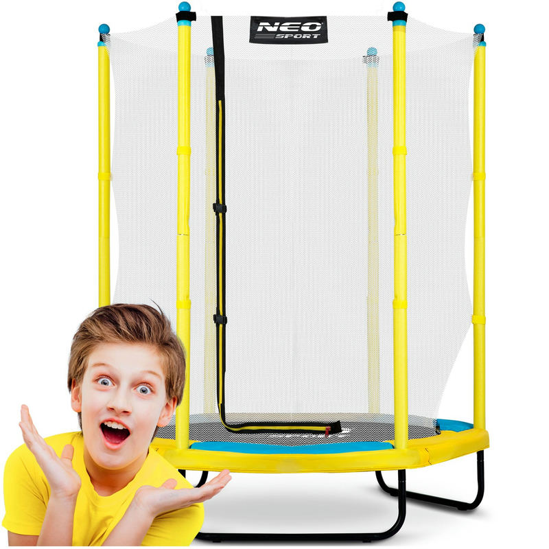 Neo-Sport bērnu batuta 140 cm frontālais skats ar dzelteniem stabiem, aizsargtīklu un smaidīgu bērnu priekšā