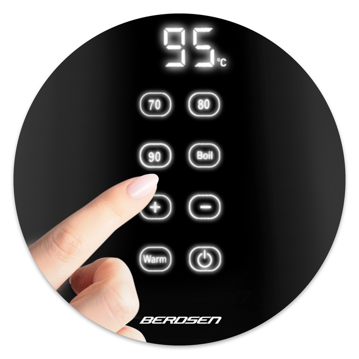Skārienpanelis uz Berdsen BD-706 tējkannas korpusa ar pirkstu, kas nospiež temperatūras pogu