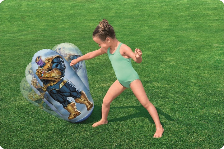 Bērns mēģina nogāzt piepūšamo Thanos figūru ar bumbu