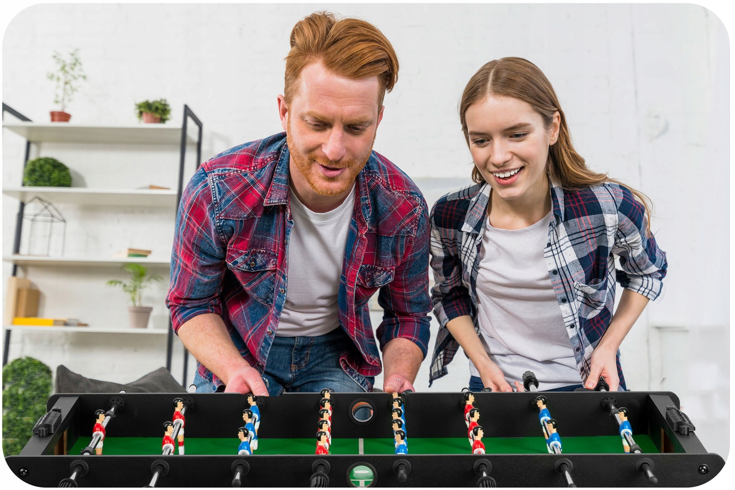 Galda futbols lietošanā mājās, divi spēlētāji spēlē pie melna Neo-Sport galda
