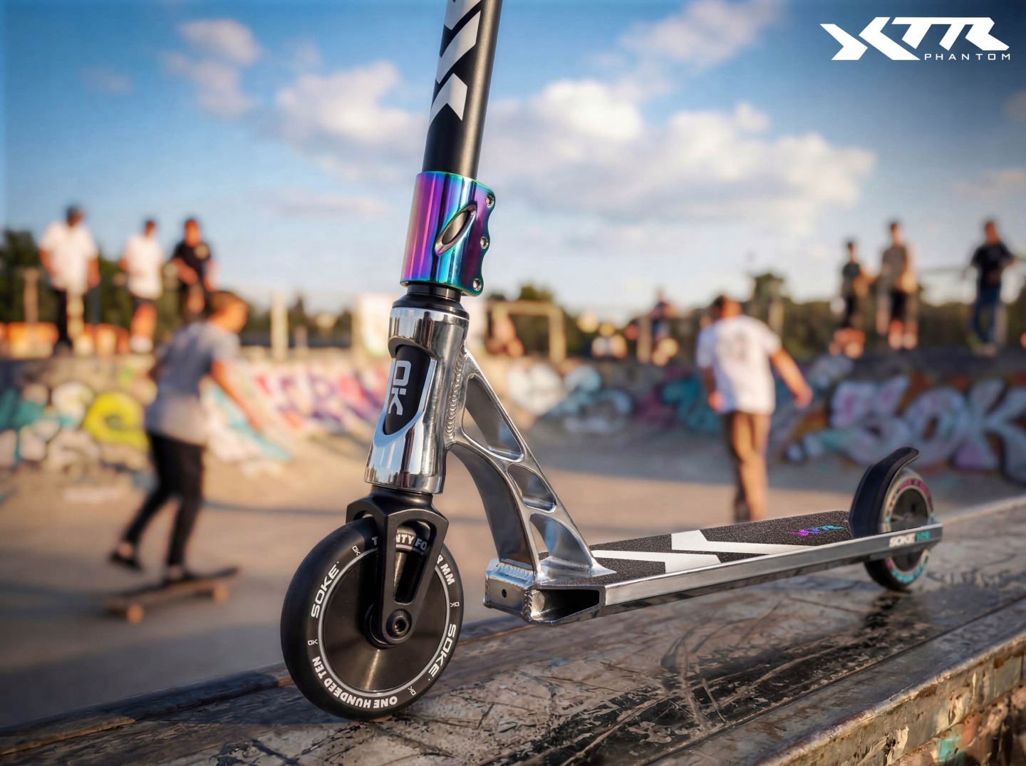 SOKE XTR triku skrejriteņa priekšējais mezgls ar HIC dakšu un 110 mm riteni skeitparkā pie rampas