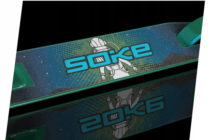 Triku skrejriteņa SOKE GO! deka ar grafisko virsmu un zīmola logotipu tuvplānā