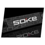 SOKE GO! decka virsmas tuvplāns ar uzrakstu un tekstūru