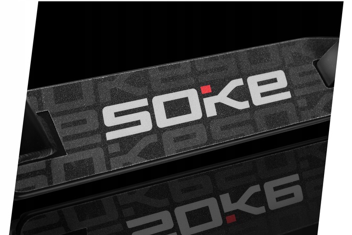 SOKE GO! decka virsma ar zīmola uzrakstu un raupju pārklājumu tuvplānā