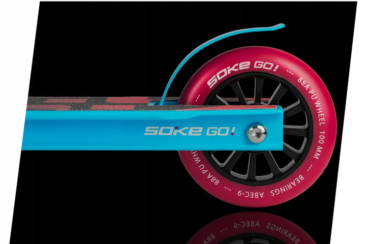 SOKE GO! triku skrejriteņa aizmugurējais ritenis un decks tuvplānā ar rozā PU riteni