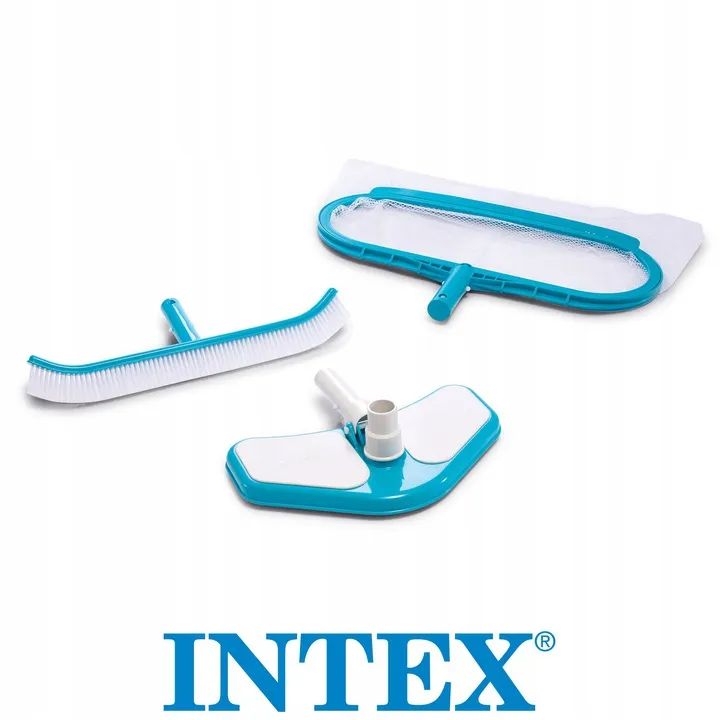 Intex baseina tīrīšanas piederumu komplekts uz balta fona ar redzamu zīmola logotipu apakšā