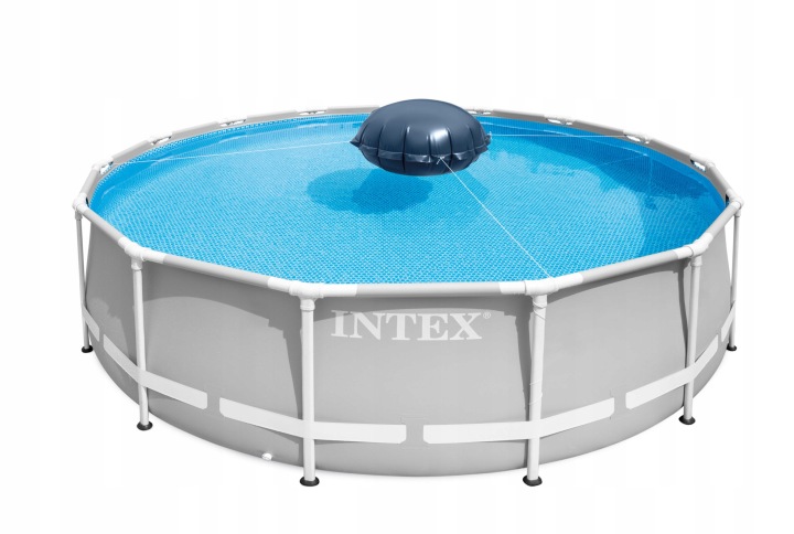 Apaļš baseins ar Intex ziemas spilvenu zem pārsega skatā no augšas