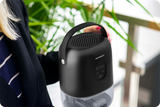 Berdsen BR-10B gaisa sausinātājs rokā pie augiem, redzams pārnēsāšanas rokturis un ventilācijas augšdaļa