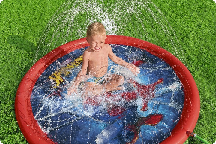 Spider-Man piepūšamais bērnu baseins dārzā ar bērnu sēžamā pozā un ūdens strūklaku