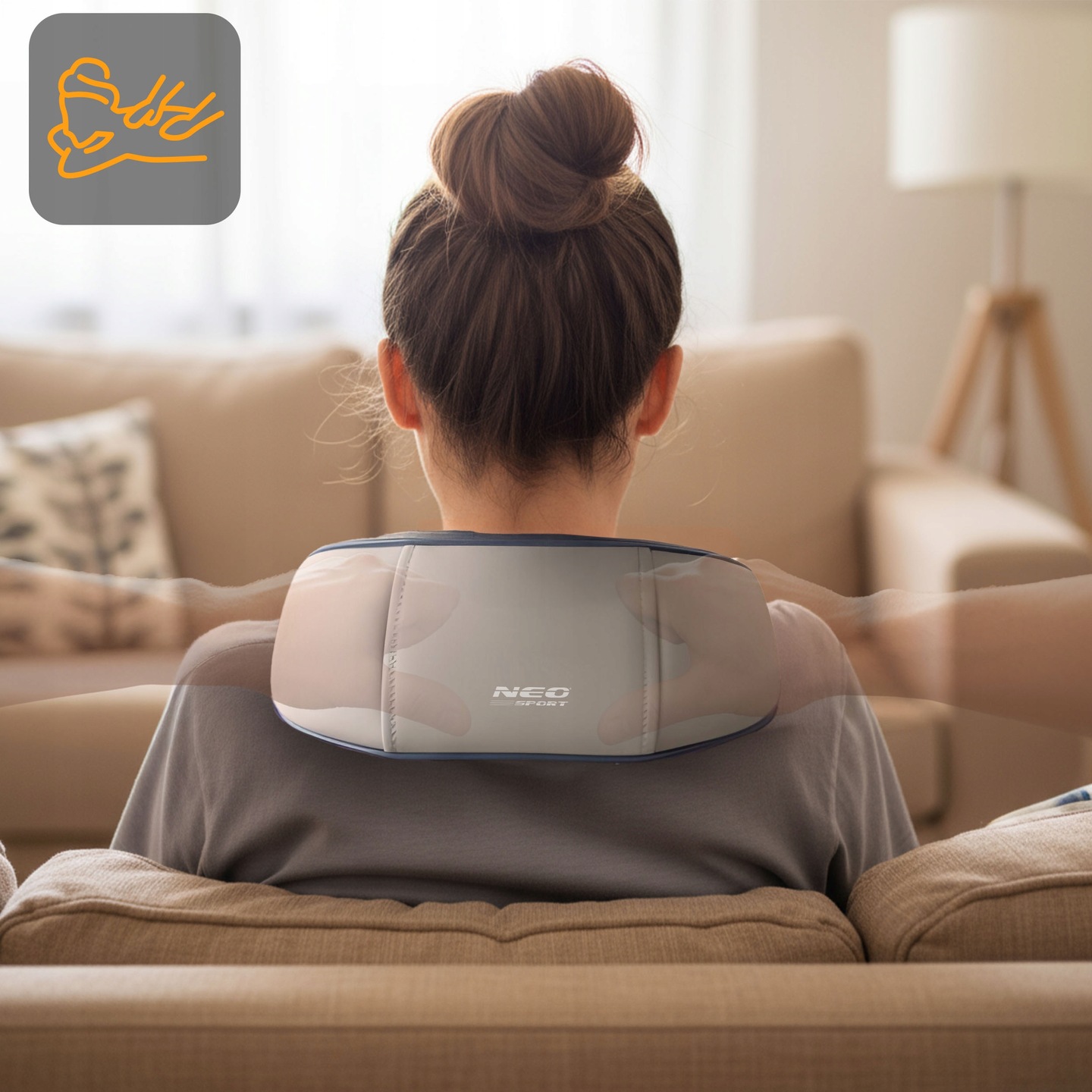 Neo-Sport shiatsu masētājs lietošanā uz sievietes sprandas no mugurpuses mājas interjerā