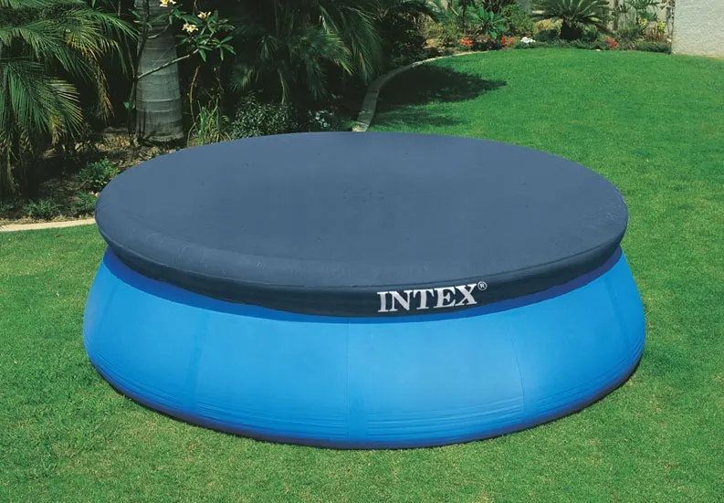 Intex baseina pārsegs uz uzstādīta baseina dārzā no priekšpuses