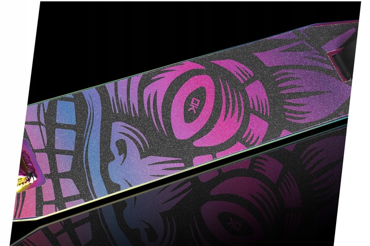 Triku skrejriteņa klājs ar neochrome grafiku un taisnu sānu malu
