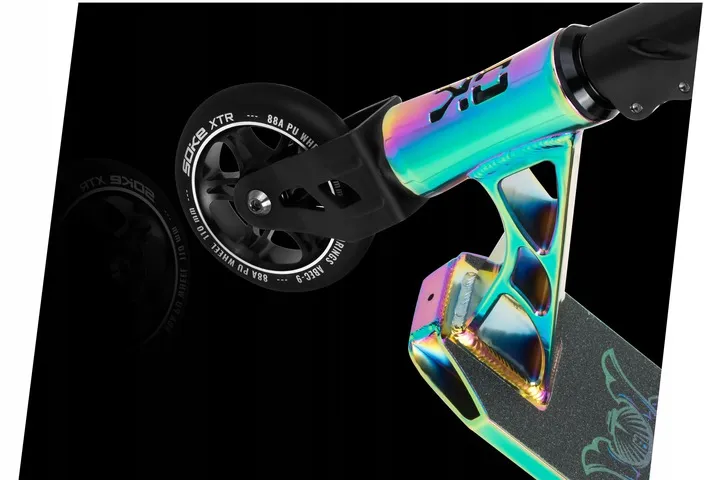 Triku skrejriteņa priekšējās daļas tuvplāns ar rainbow dakšu, 110 mm riteni un platformas malu