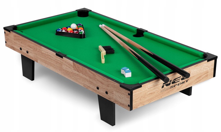 Neo-Sport NS-800 biljarda virsma ar zaļu audumu, bumbām, kijeām un birstīti uz spēļu galda.