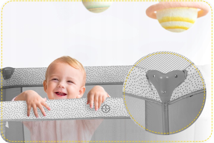 Ricokids ceļojumu gultiņas sānu siets un stūrī redzama bloķēšanas detaļa ar zīdaini gultiņā