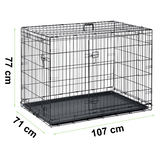 Suņu būris ar izmēru atzīmēm 107 cm, 71 cm un 77 cm uz gaiša fona