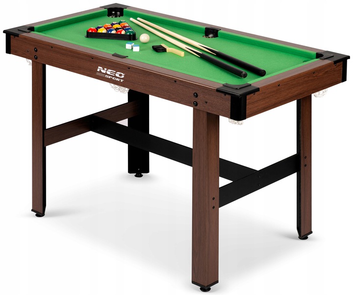Neo-Sport NS-807 biljarda galds slīpā skatā ar zaļu filcu un piederumiem uz galda