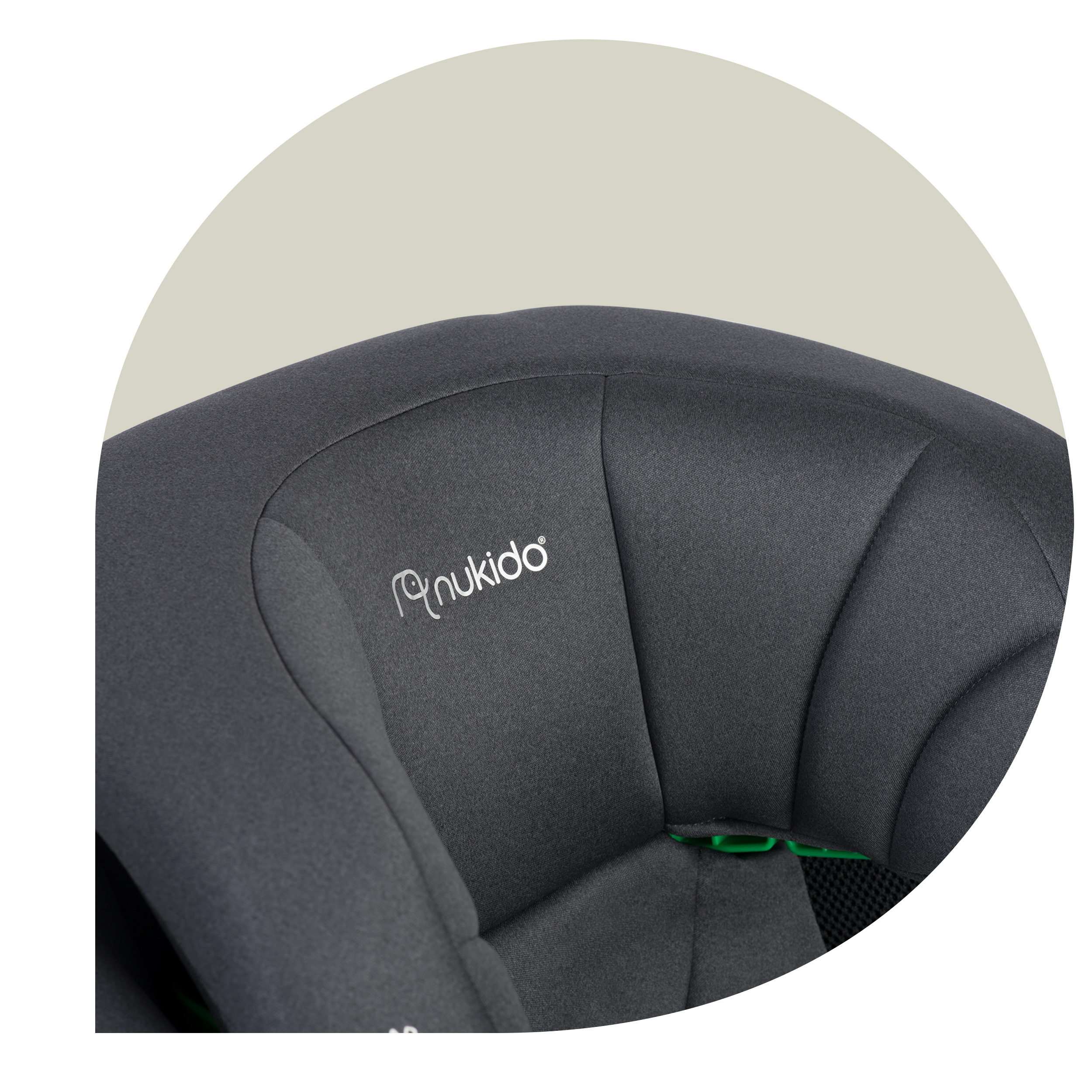 Bērnu auto sēdekļa galvas balsta un auduma tekstūras tuvplāns ar Nukido logotipu