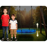 Divi zēni stāv pie batuta konstrukcijas un blakus redzams augstuma regulēšanas virziens