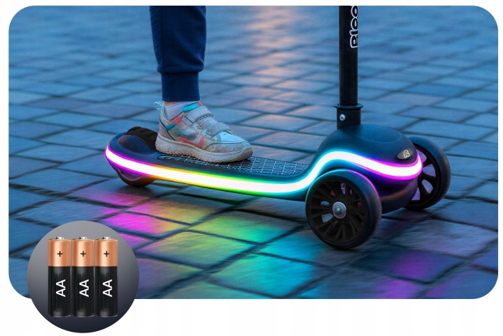 Ricokids Leddi skrejritenis uz bruģa ar izgaismotu platformu un bateriju elementu piktogrammu