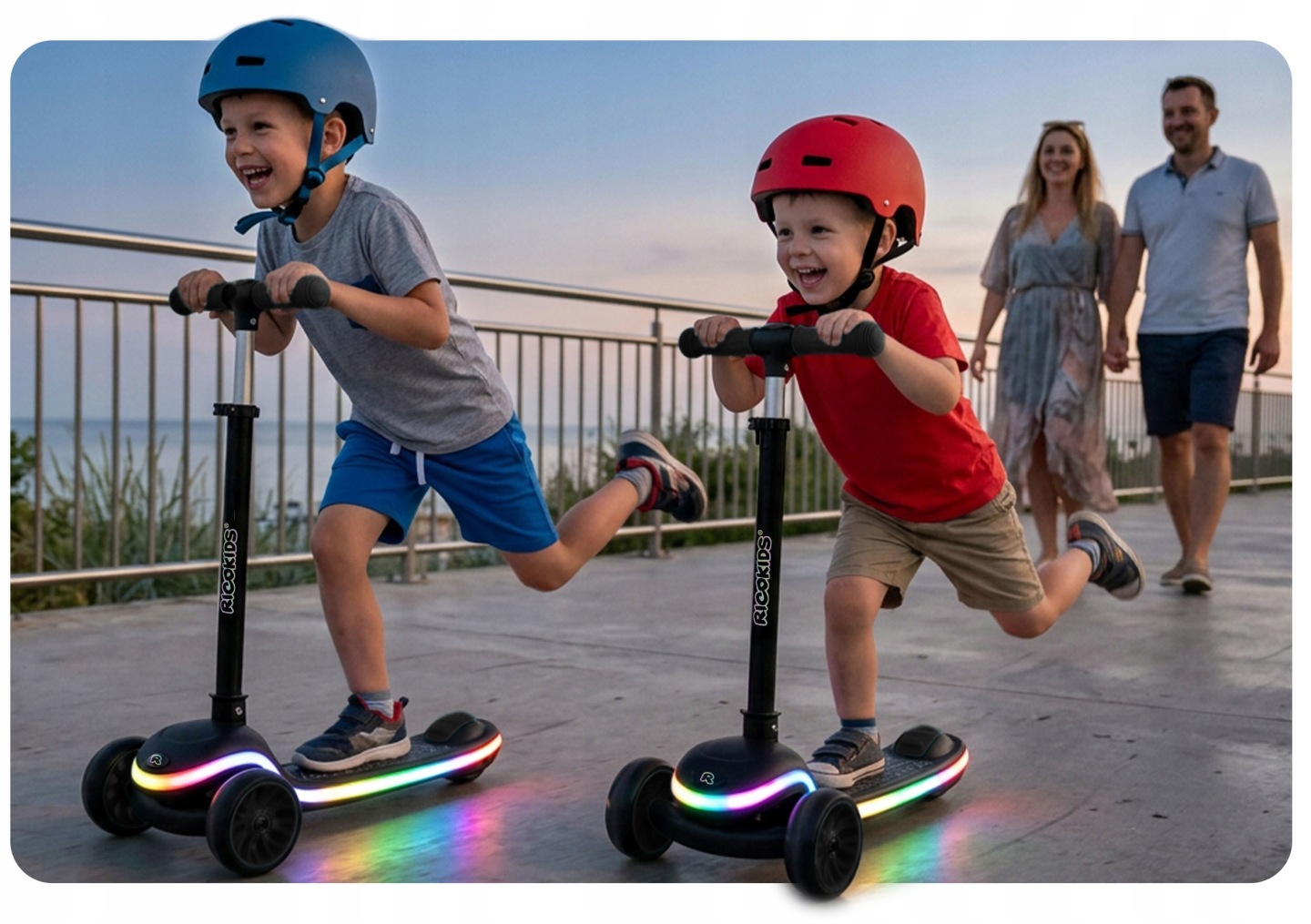 Divi bērni ar Ricokids Leddi skrejriteņiem brauc saulrieta laikā pieaugušo pavadībā