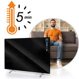 Sildpanelis ar 5 minūšu uzsilšanas norādi un cilvēku, kas mierīgi sēž uz dīvāna