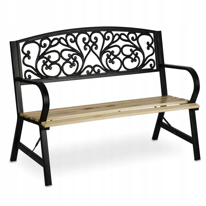 Dārza soliņš ar melnu metāla rāmi un gaiša koka sēdekli uz balta fona