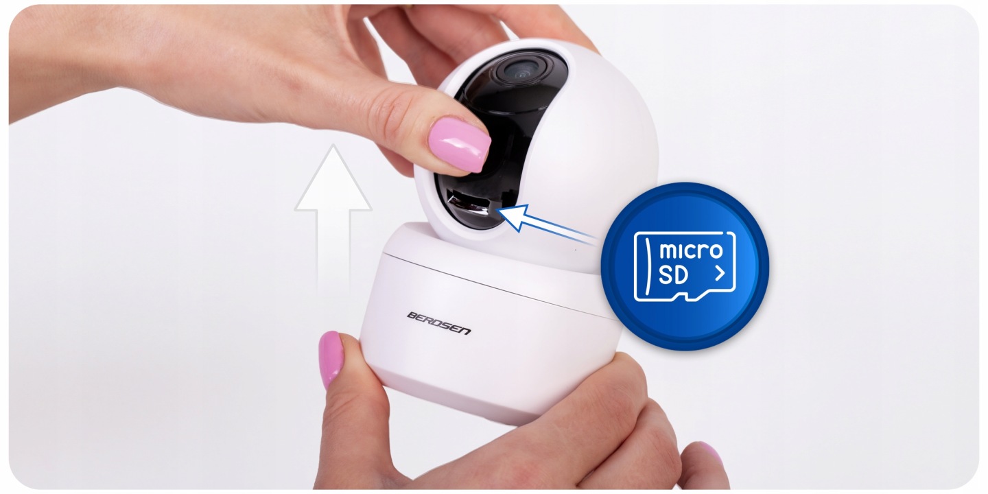 Roka ievieto MicroSD karti Berdsen BD-940 kamerā, parādot atveramo objektīva moduli