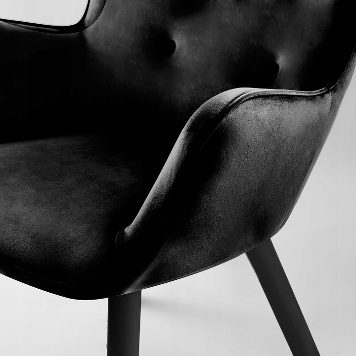 Sofotel Norse krēsla sānu daļa ar roku balstu un koka kāju tuvplānā