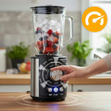 Blenderis ar ledus un ogu maisījumu krūzē, roku uz regulatora un ieslēgtām pogām