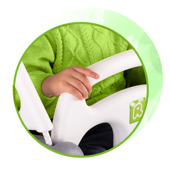 Ricokids šūpoļu sēdekļa tuvplāns ar bērna roku uz drošības stieņa