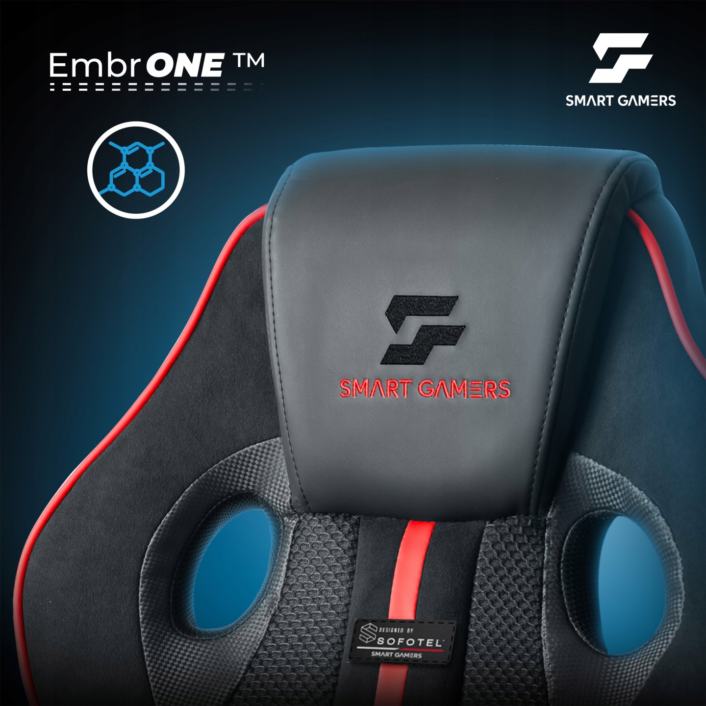Krēsla augšdaļas tuvplāns ar galvas balstu, ventilācijas atverēm un Smart Gamers logotipu
