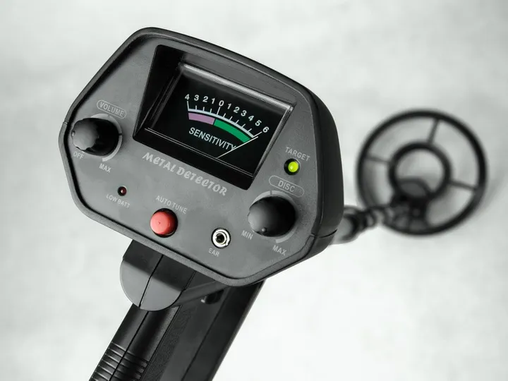 Cobra Tector CT-1062 vadības bloks tuvplānā ar analogo skalu un regulēšanas pogām