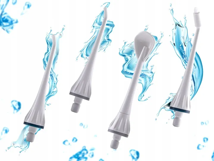 Četri Berdsen ClearJet X3 irrigatora uzgaļi uz gaiša fona ar ūdens šļakatām
