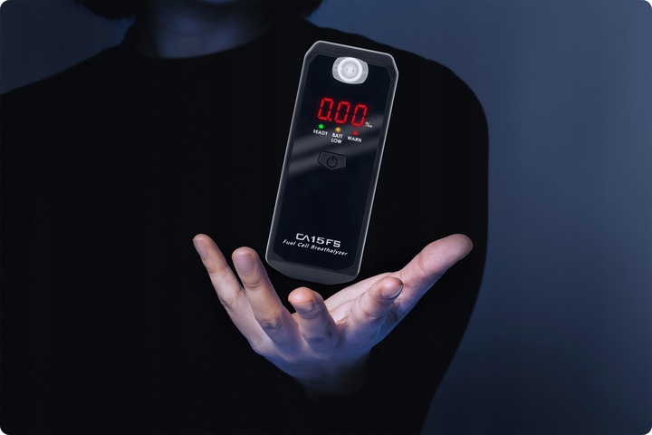 Roka tur K-PRO CA-15FS alkometru sānskatā tumšā vidē