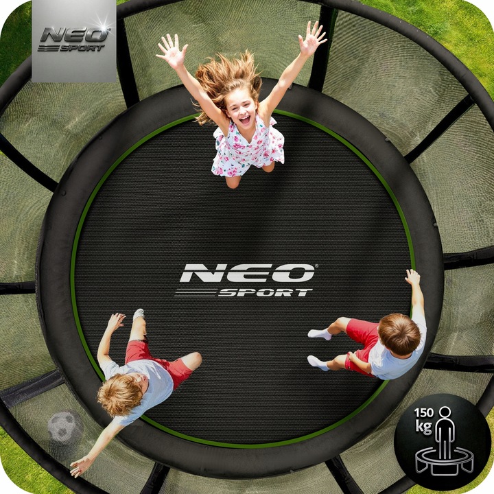 Skats no augšas uz Neo-Sport batuta lēciena virsmu ar bērniem un 150 kg slodzes apzīmējumu