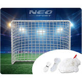Futbola vārtu tīkls stadionā ar redzamu Neo-Sport zīmola fonu un auklām