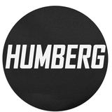Apaļš Humberg logotips uz tumša auduma virsmas