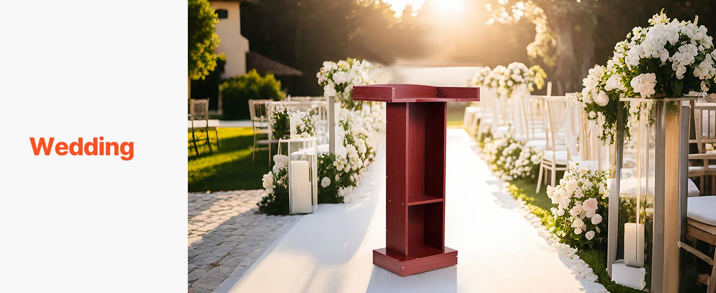 Koka lekteris kāzu ceremonijas celiņa malā ar ziedu dekorācijām